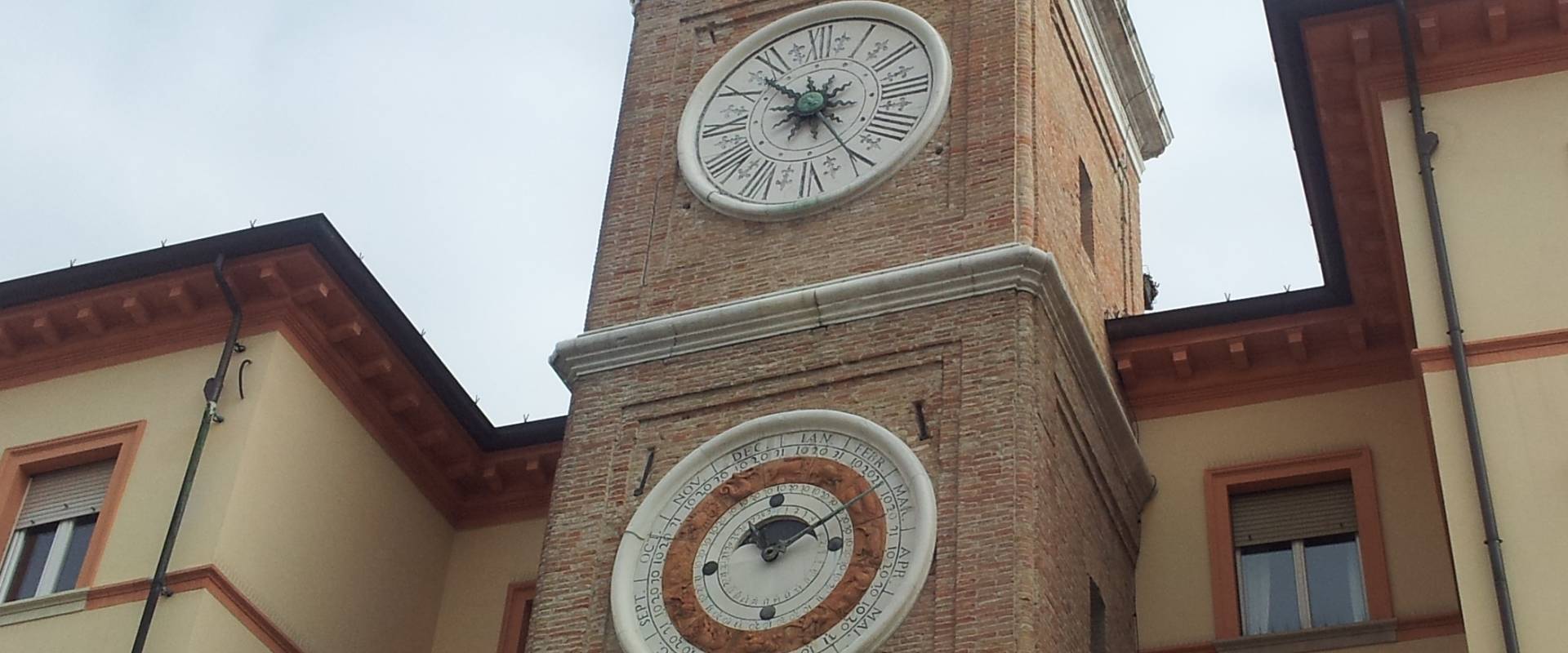 Torre dell'orologio in piazza 3 martiri foto di Opi1010